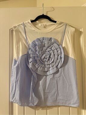 Blue and White Floral Appliqué Short Sleeve Tee